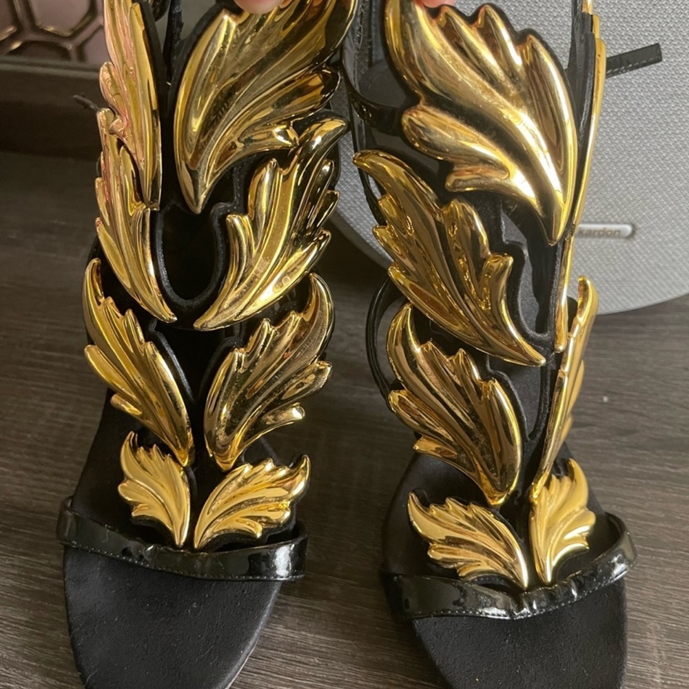 Giuseppe Zanotti
Black/Gold Cruel Summer Wing Heel - Picture 2 of 6